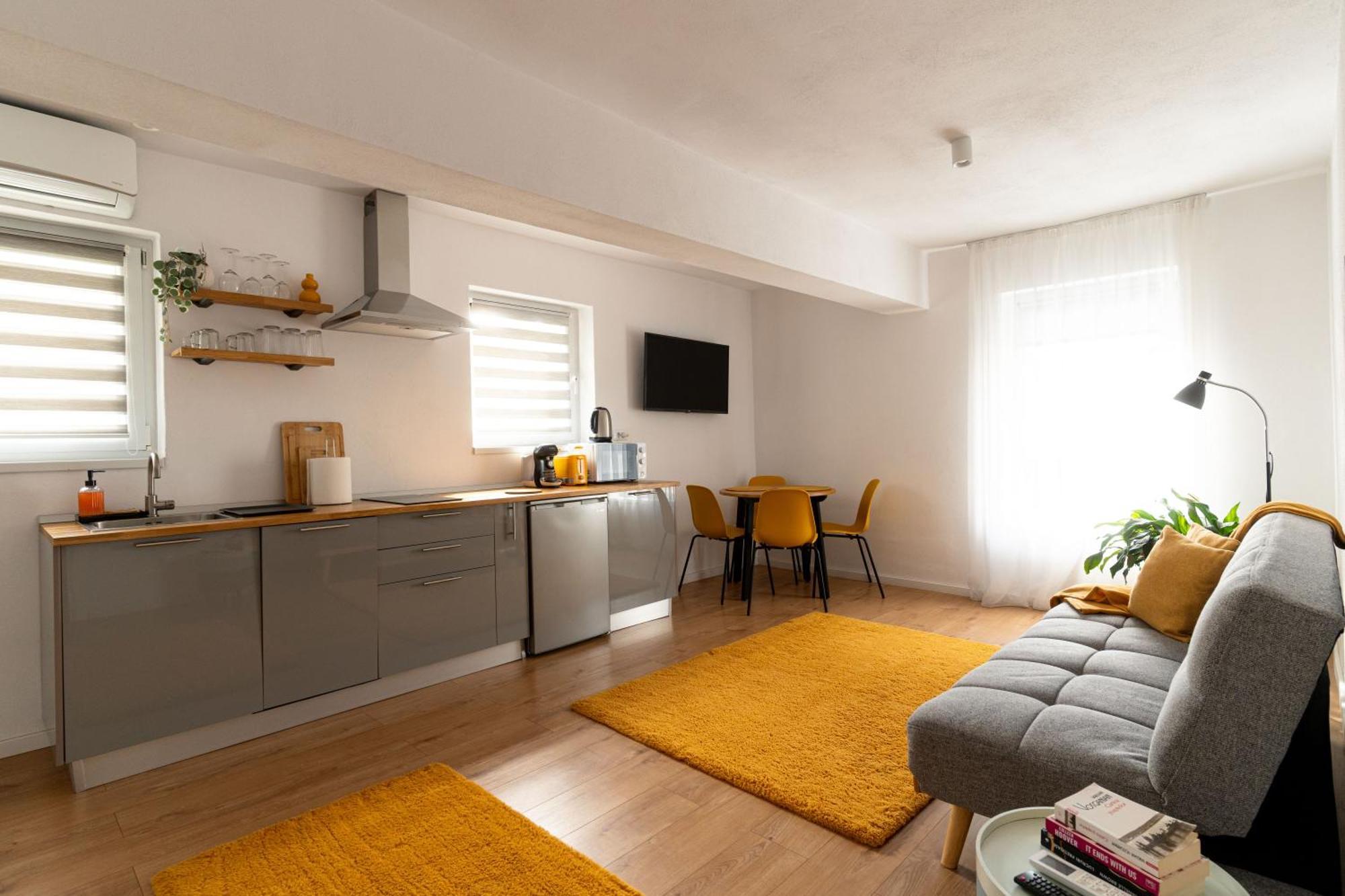 Urban Six Apartments Făgăraş Eksteriør bilde